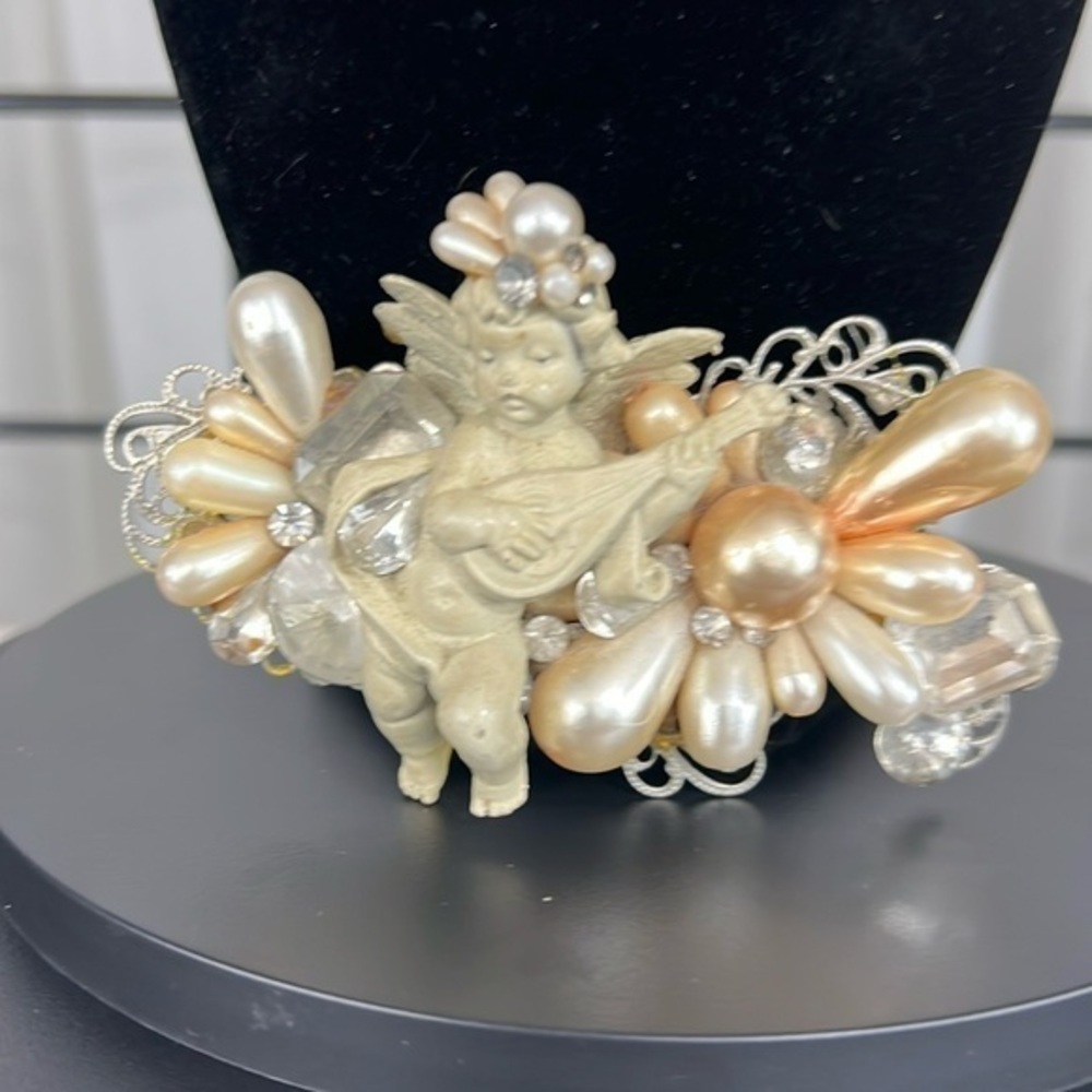 Vintage Original Petra design. Signed. Pearl and rhinestone Cherub Brooch.🎁🎄